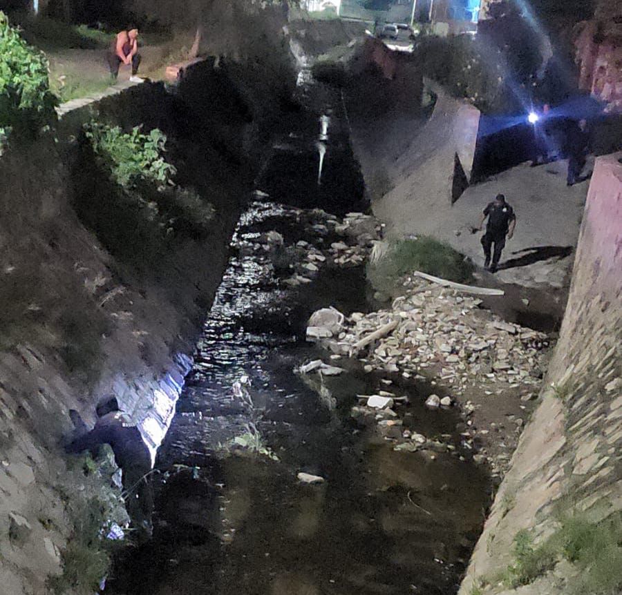 Policías preventivos rescatan del canal a un hombre