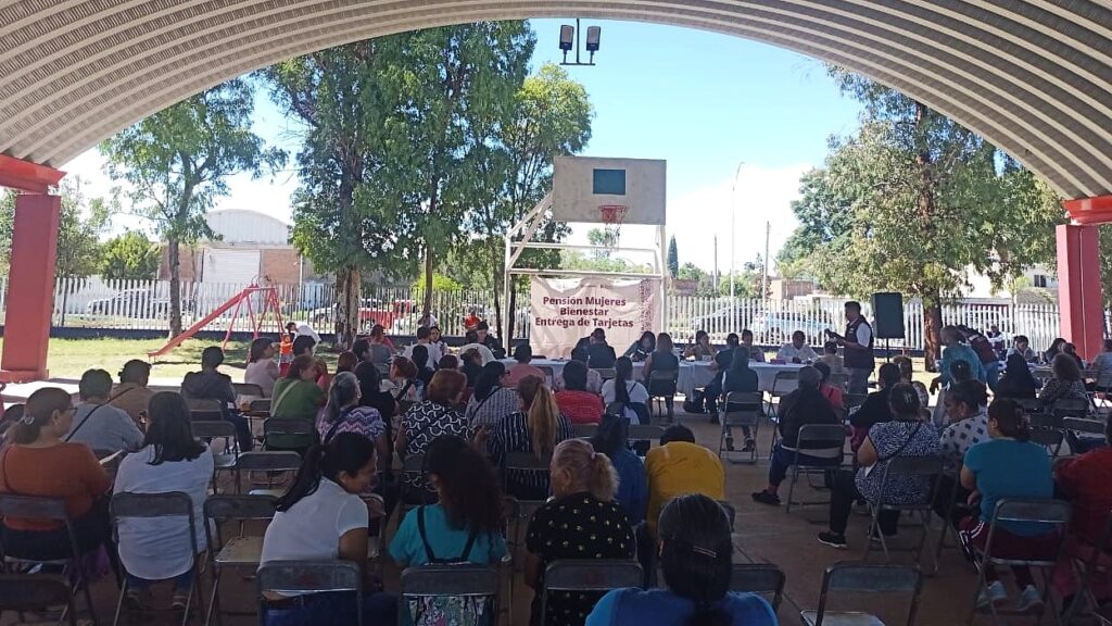 Entregan más de 400 tarjetas a través del programa Mujeres Bienestar