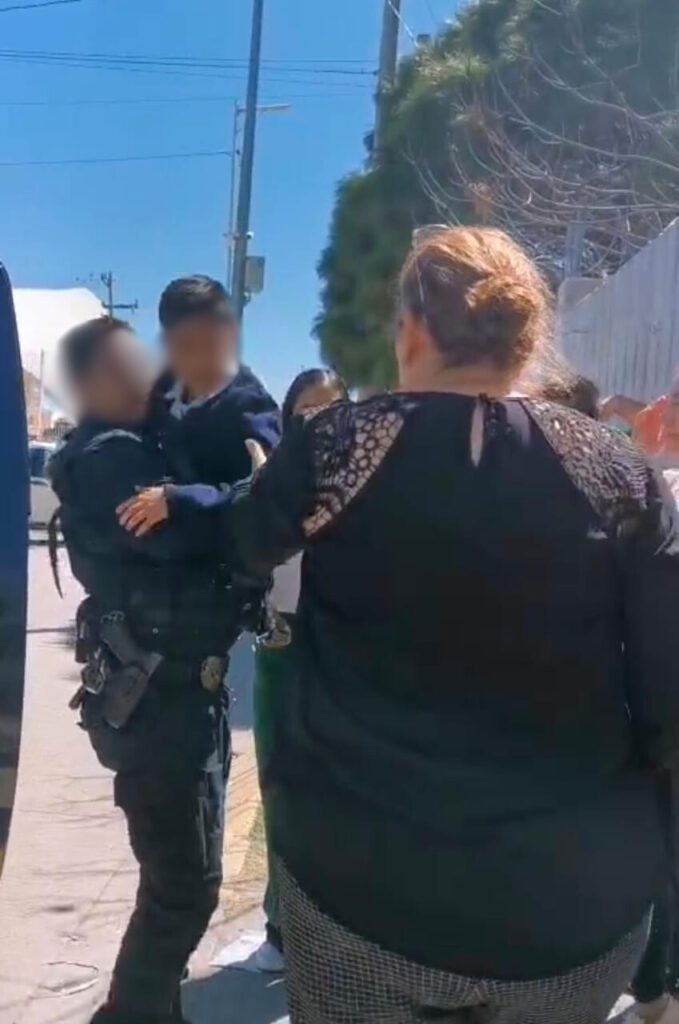 Policías estatales auxilian a estudiante que se cayó