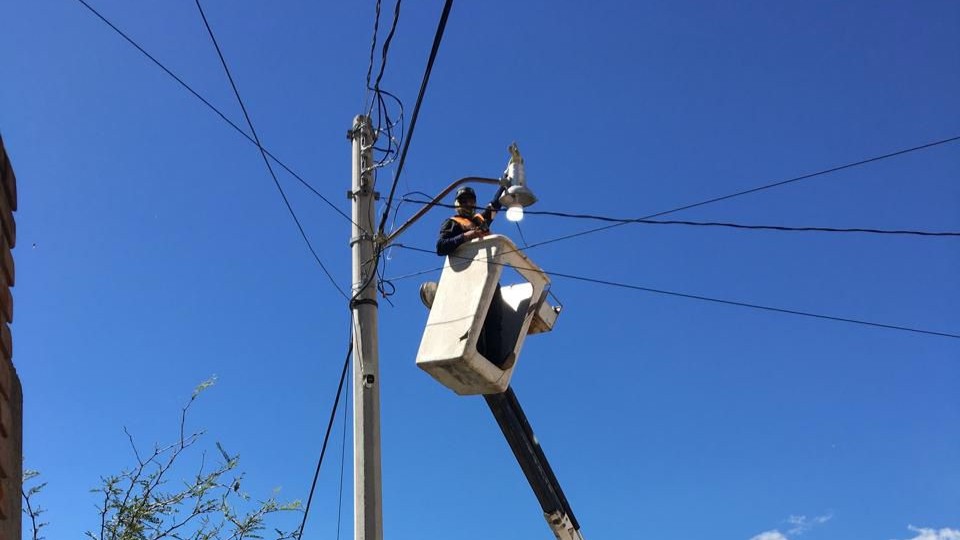 Realizan instalación de luminarias en comunidades de Poanas