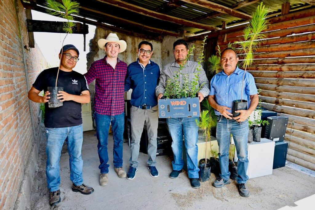 Jóvenes del CBTA 173 impulsan reforestación y reciclan tecnología chatarra en Nuevo Ideal
