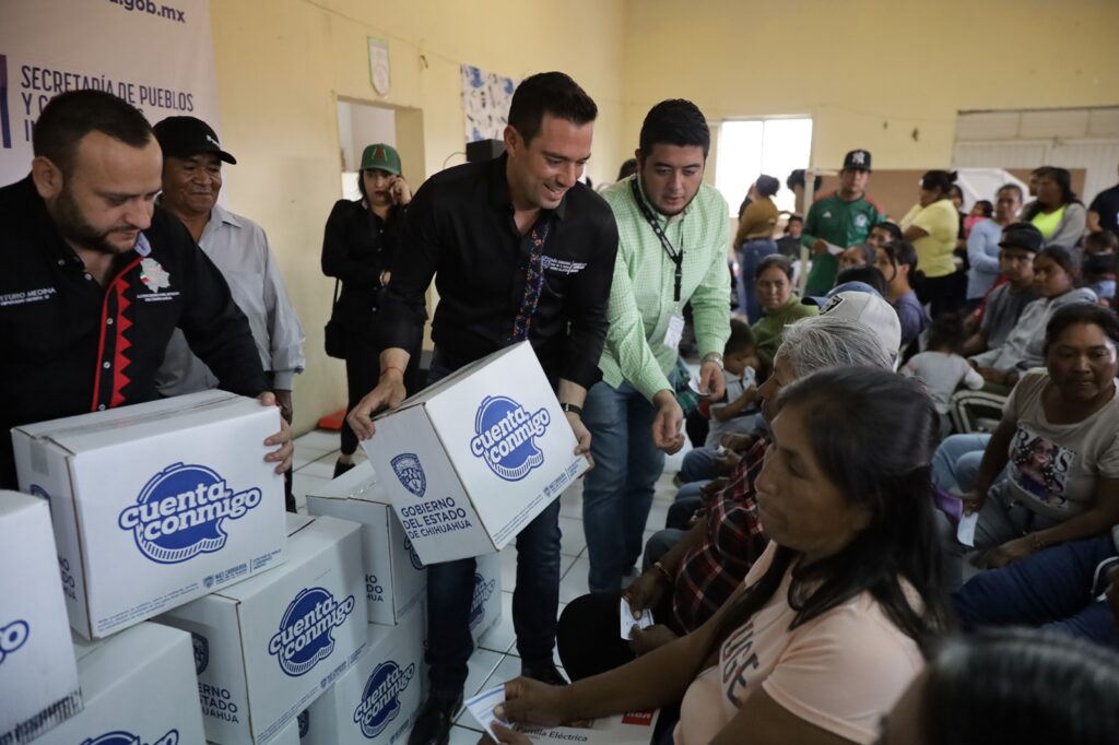 Entrega Gobierno del Estado de paquetes alimenticios en comunidades indígenas urbanas en Parral