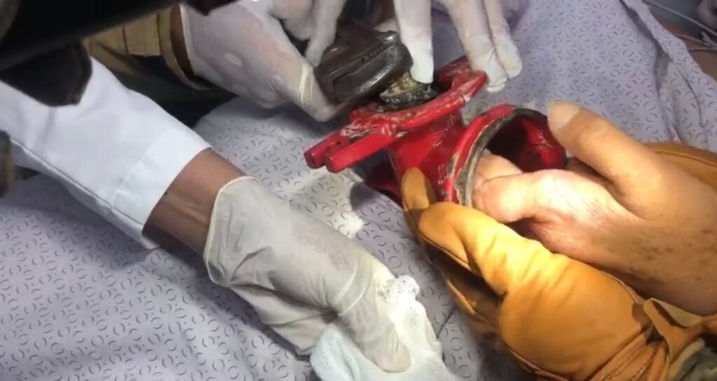 Molino le atrapó la mano cuando molía maíz (video)