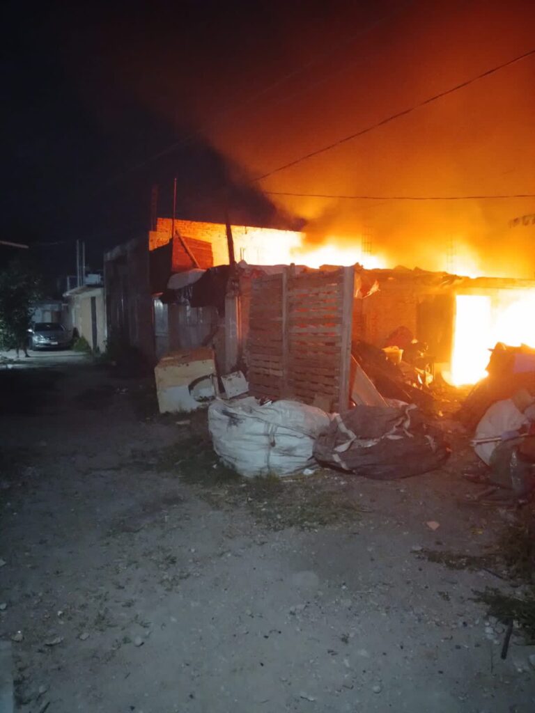 Arden dos viviendas durante la noche
