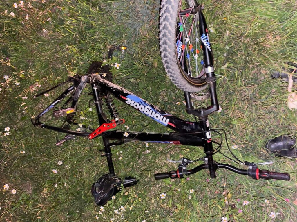 Lo chocó un vehículo en su bicicleta