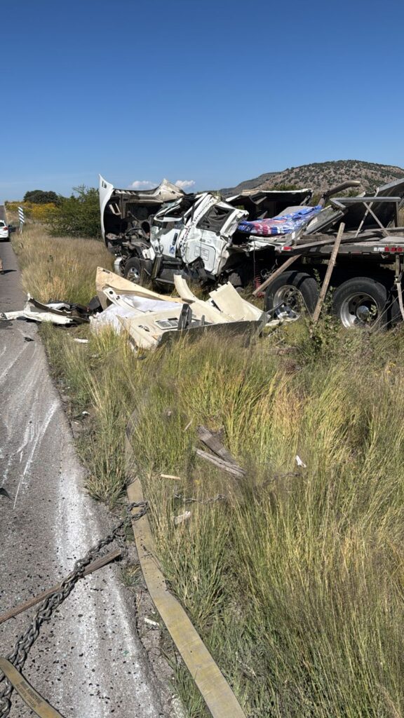 Al volcar camión quedó destrozado y sus ocupantes heridos