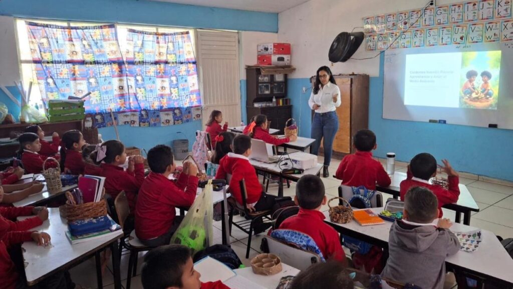 Imparten charla de preservación del medio ambiente y cuidado del agua a estudiantes
