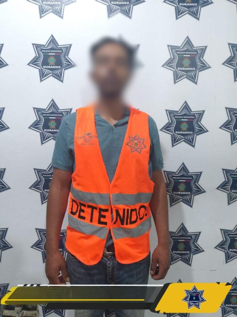 Destrozó vehículos y amenazó con machete a su papá