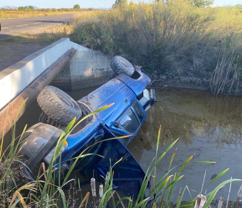 Camioneta cayó a canal de riego y dos quedan heridos