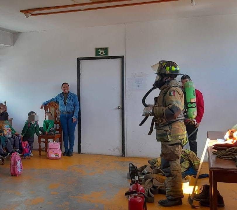 Niños visitan base de Protección Civil