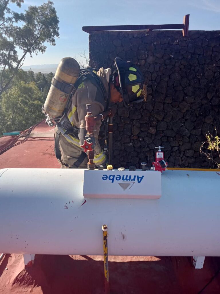 Por olor a gas evacúan a 500 alumnos de la prepa diurna