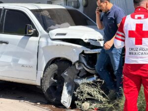 Chocaron dos camionetas blancas en la colonia Hipódromo