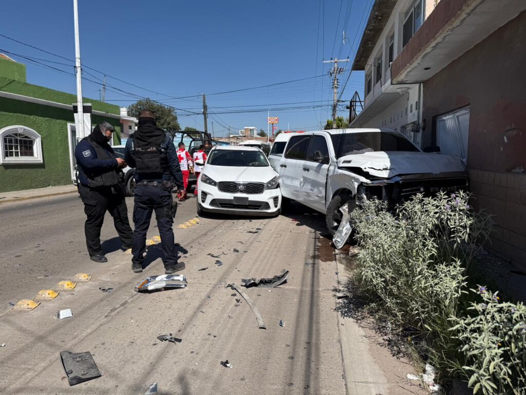 Chocaron dos camionetas blancas en la colonia Hipódromo