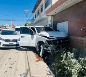 Chocaron dos camionetas blancas en la colonia Hipódromo