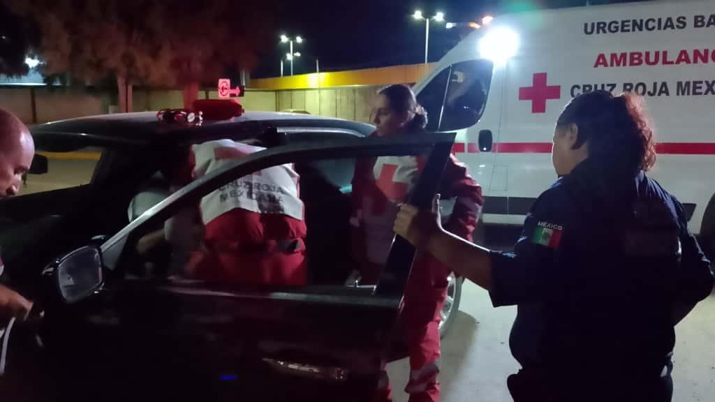 Con fuerte dolor en el pecho policías lo auxilian
