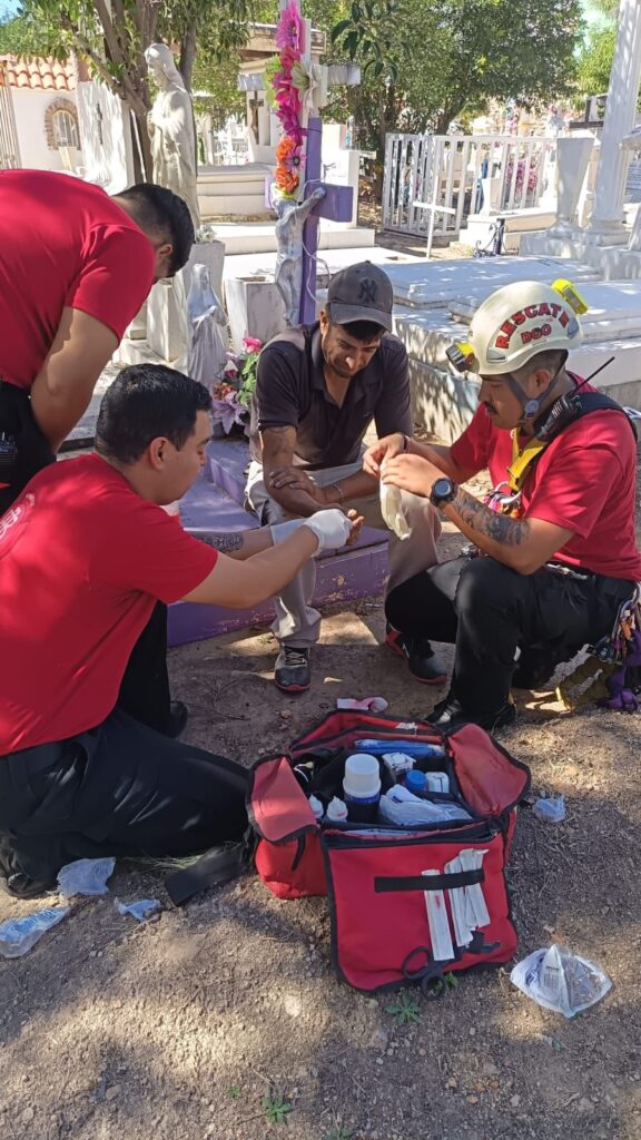 Sufrió caída en una tumba del panteón de Oriente