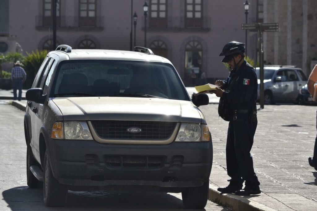 Infraccionan a 198 conductores por pasarse semáforo en rojo
