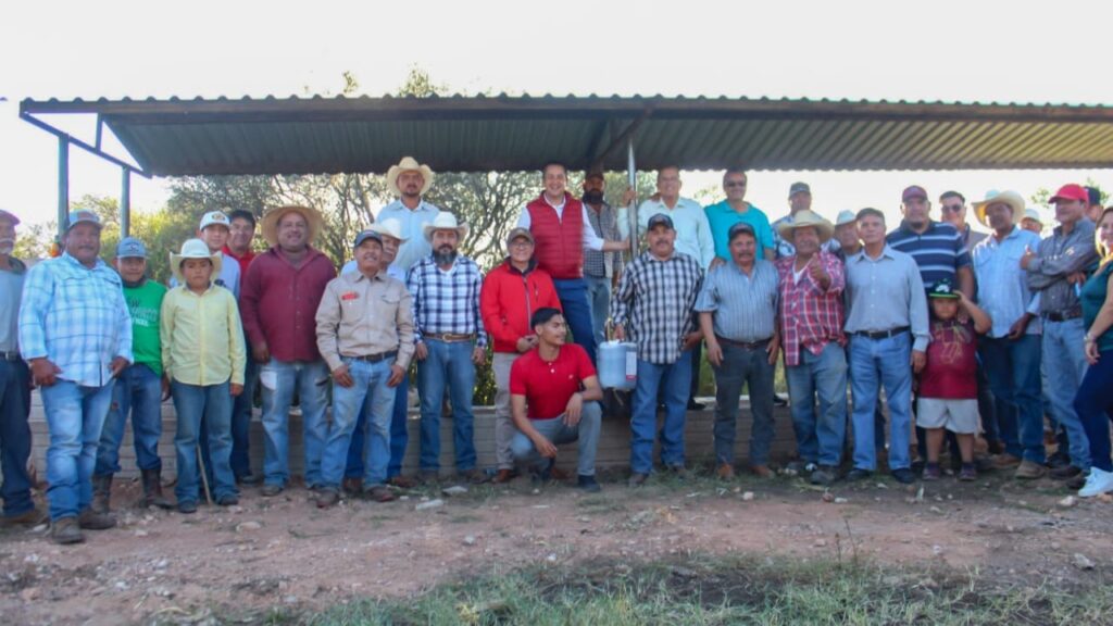 Entregan apoyos a productores del Ejido de Palos Blancos