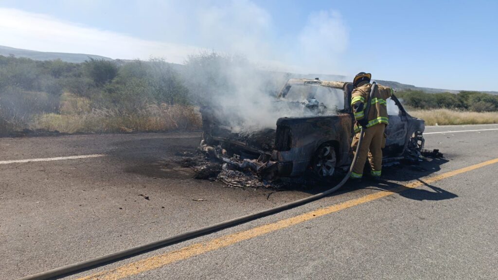 Arde camioneta Ram en el periférico de la ciudad