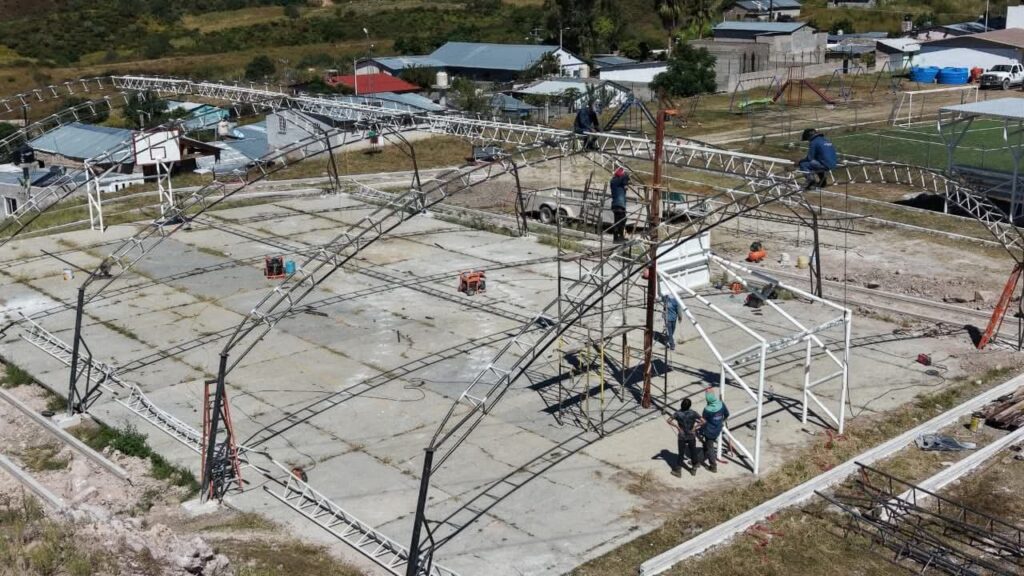Avanza construcción de la Unidad Deportiva “El Llano” en Otáez: un espacio para la convivencia y el deporte