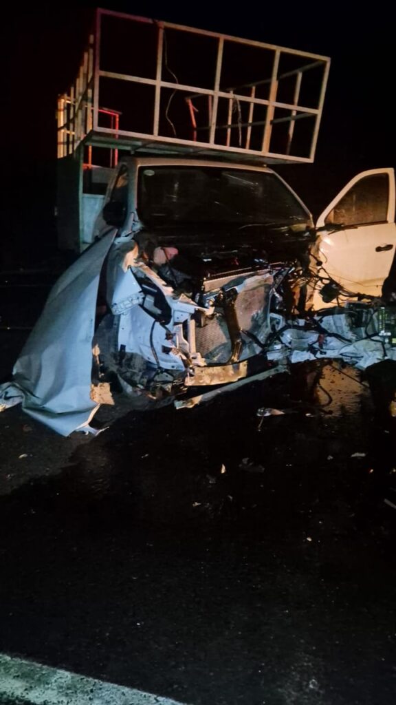Destrozados dos vehículos tras choque en la madrugada