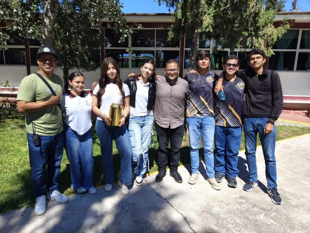 Bachilleres del CBTF #2 de Santiago se unen en campaña de boteo para apoyar a damnificados