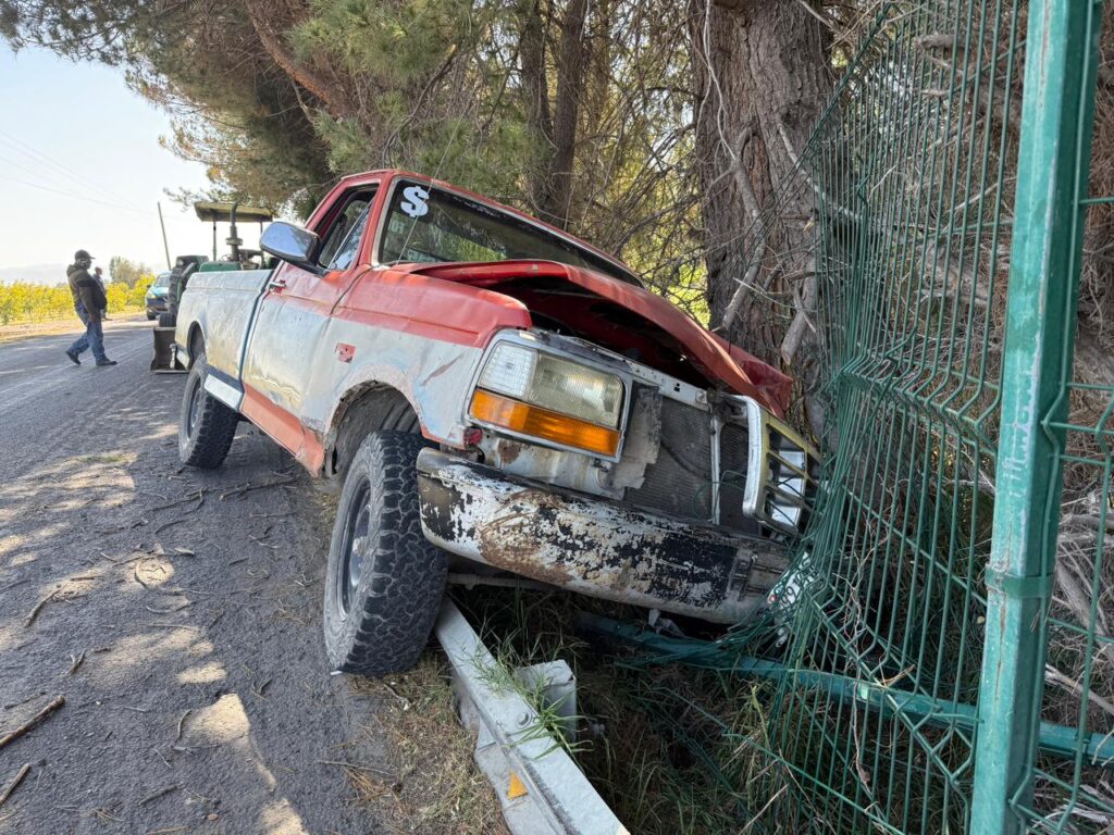Camioneta se sale de la carretera y se estrella