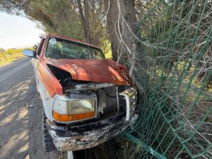 Camioneta se sale de la carretera y se estrella
