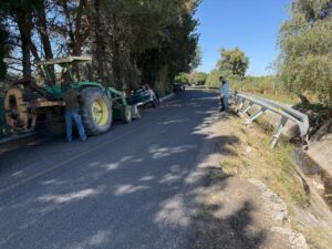 Camioneta se sale de la carretera y se estrella