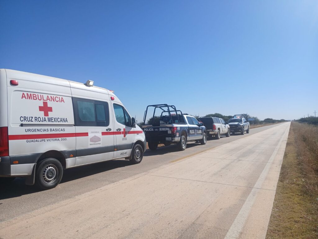 Hallan cadáver con golpes a un lado de la carretera