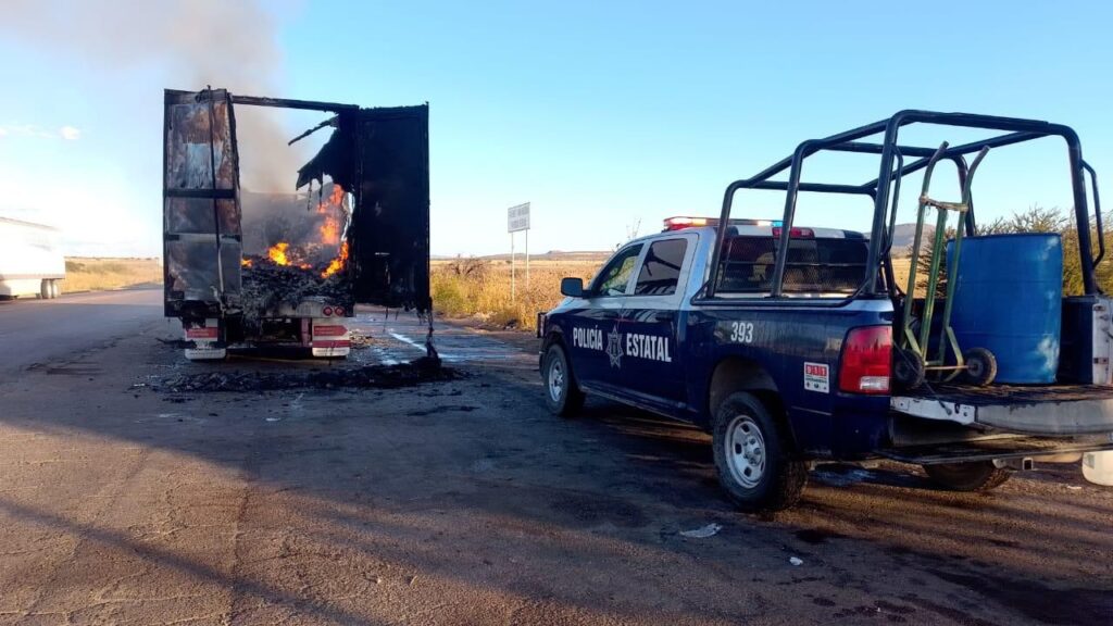 Tráiler se incendia en plena carretera