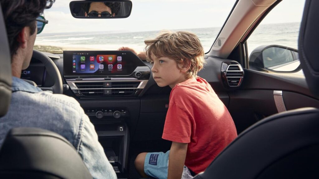 ¿Y si le pongo “Ferrari” al niño? Esto dice la ley sobre los nombres de autos en niños