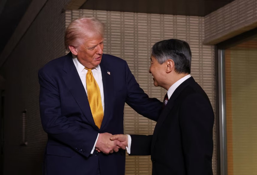 Donald Trump llega a Japón para reunirse con Sanae Takaichi