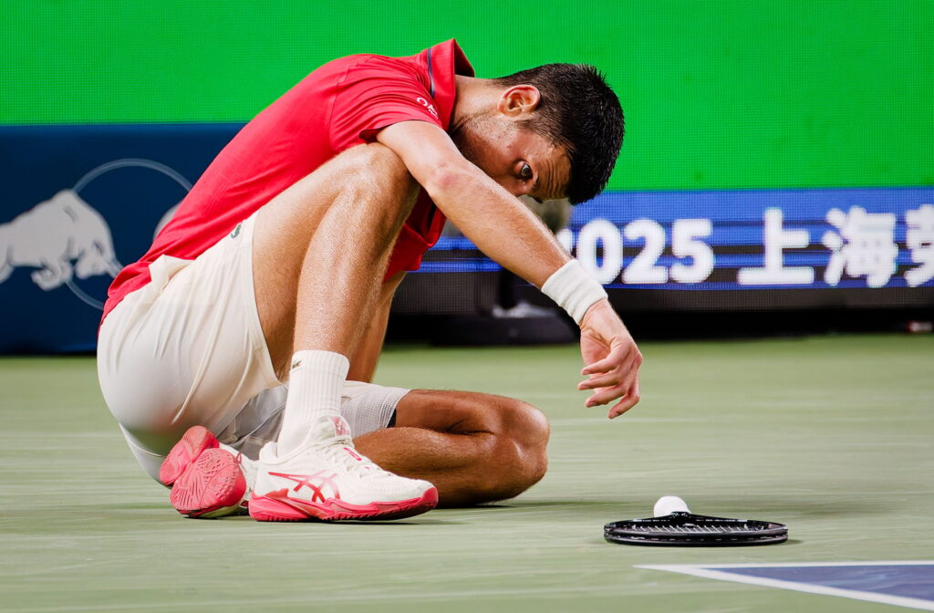 Djokovic, al borde del colapso en Shanghái, vuelve a hacer historia