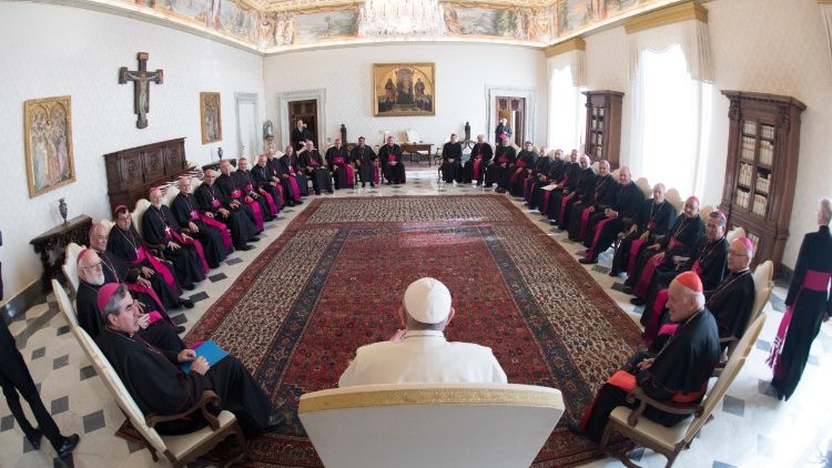 Vaticano admite fallas graves en protección a víctimas de abusos