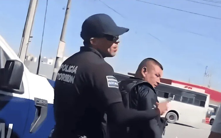 Policía regañar a mujer por volver con su ex