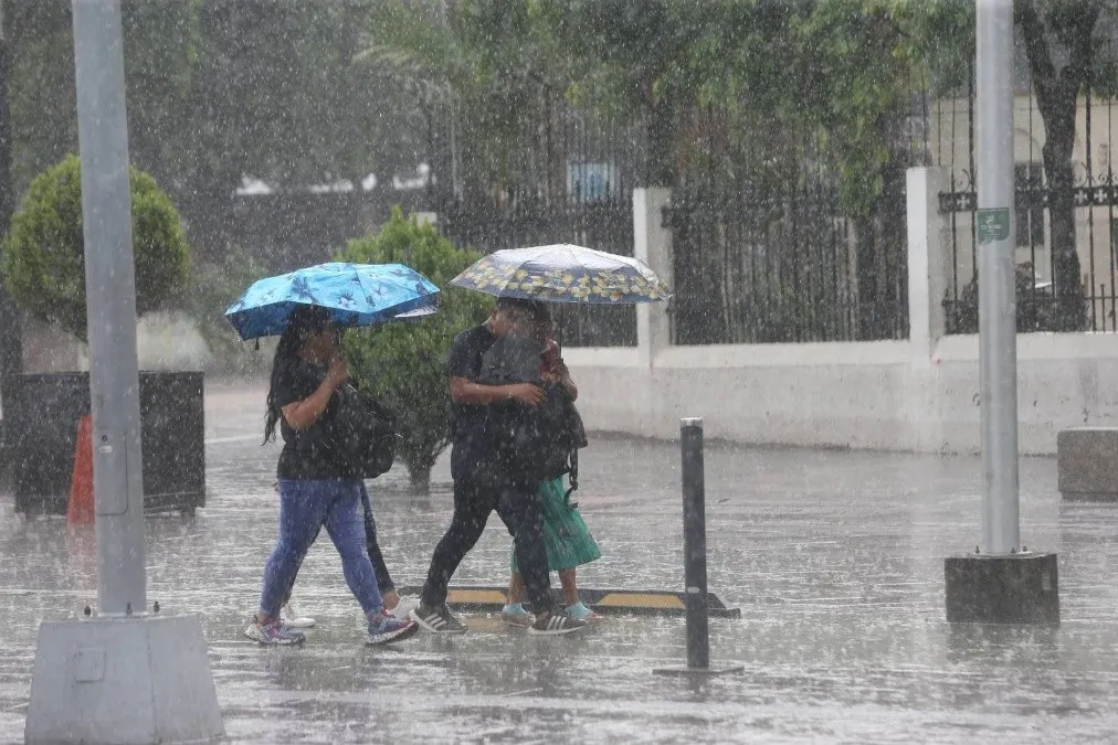 Huracán «Priscilla» se mantiene frente a costas del Pacífico con lluvias y fuertes vientos