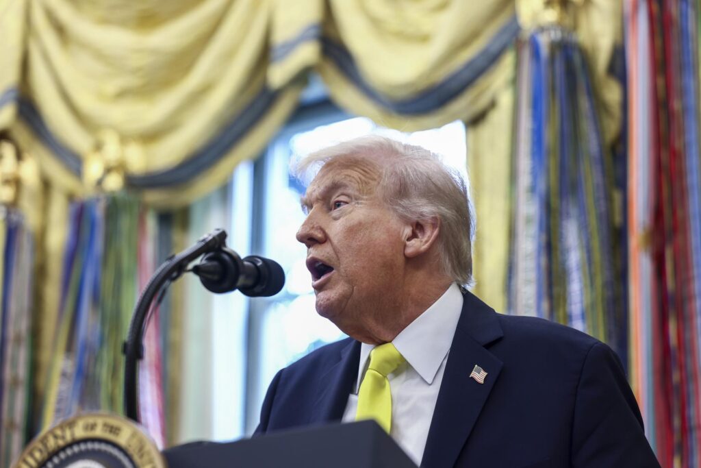 Demandan al gobierno de Trump por espiar las redes sociales de inmigrantes