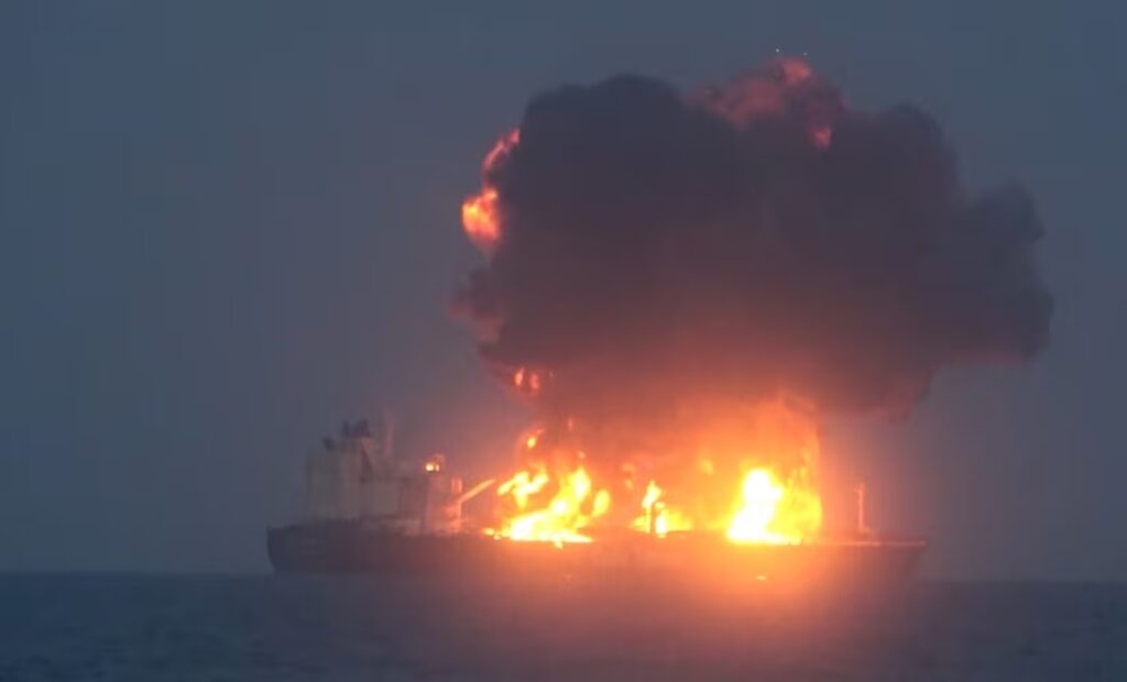 Incendio en el Golfo de Adén: Buque Petrolero en Llamas