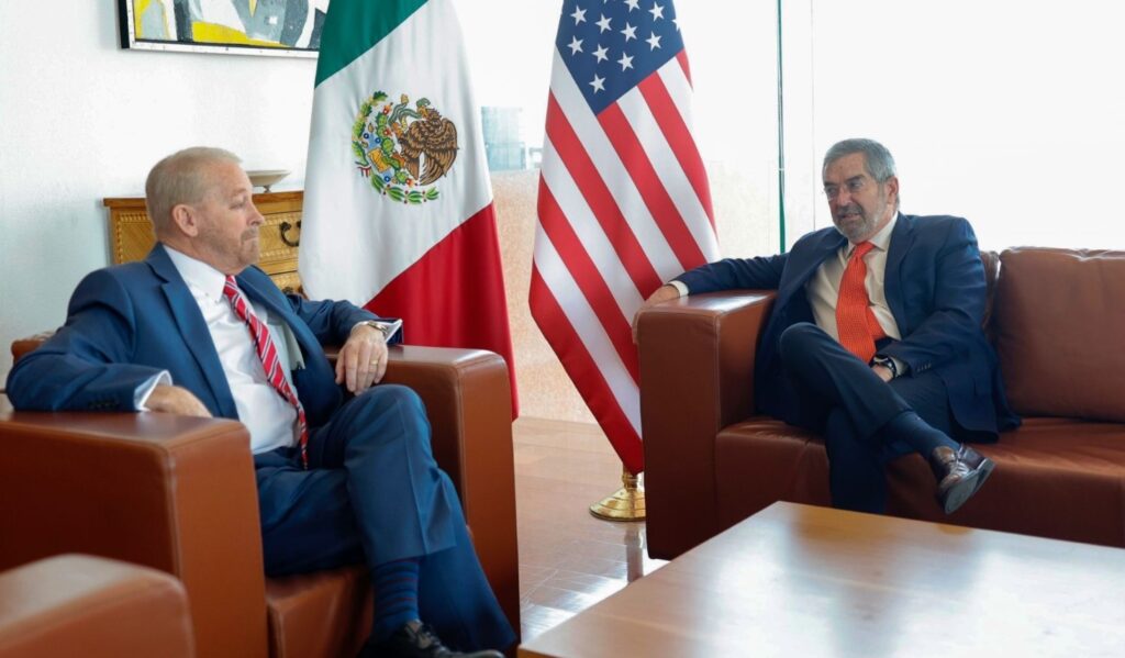 Tras ataque a «narco lancha», embajador Ronald Johnson visita la Cancillería