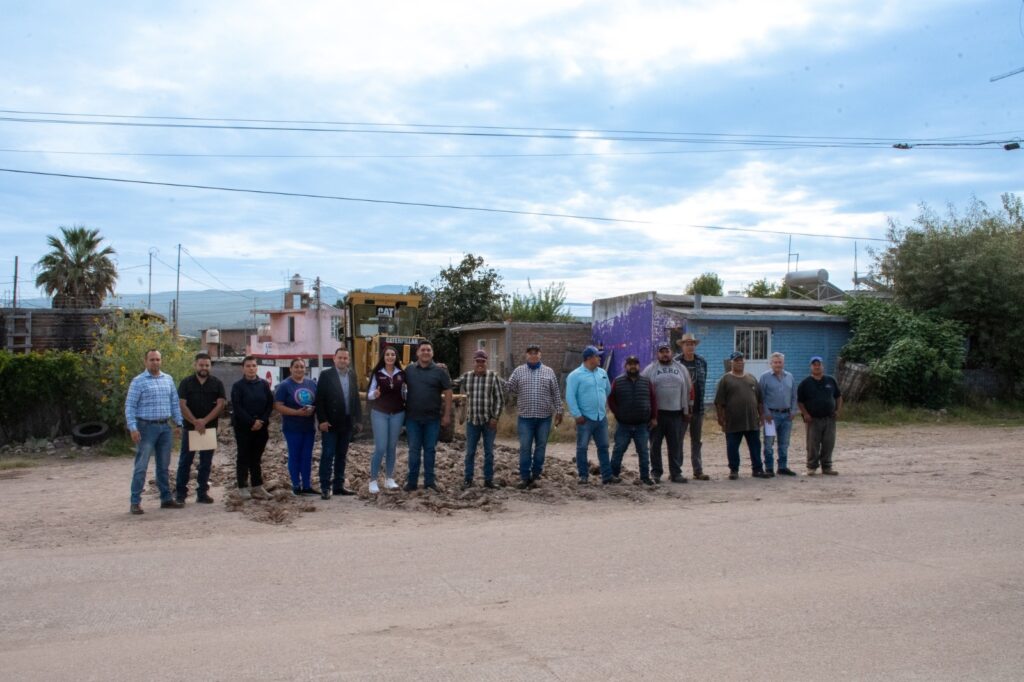 Lo prometió y lo cumple Karen Pérez, inicia pavimentación de la calle Rosario Robles en Santiago