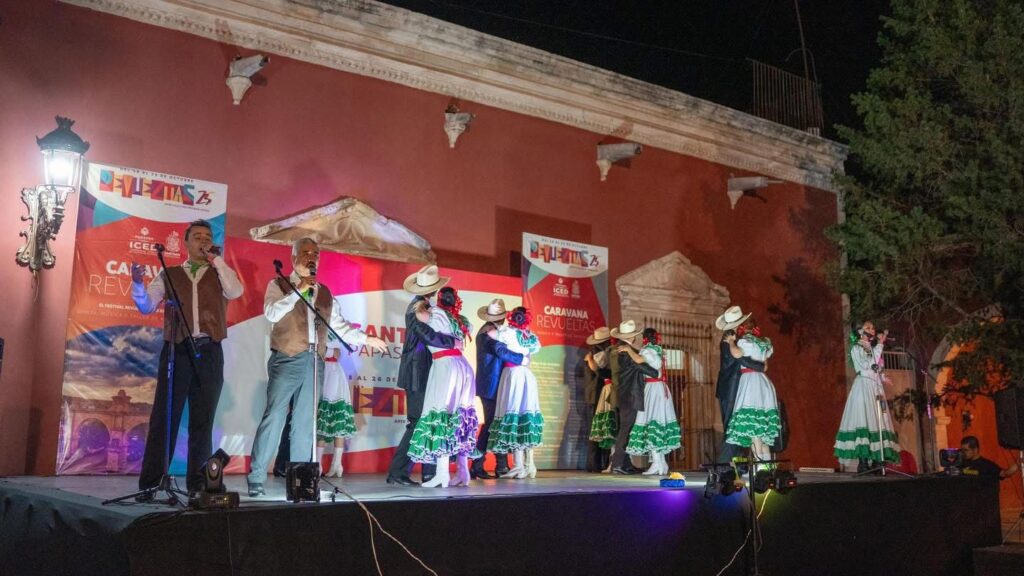 La Compañía Korian Kicham deslumbra en el Festival Revueltas 2025 en Santiago Papasquiaro