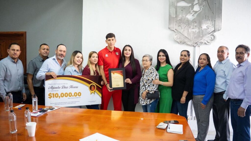 Reconoce Ayuntamiento de Santiago el talento del voleibolista Alejandro Díaz
