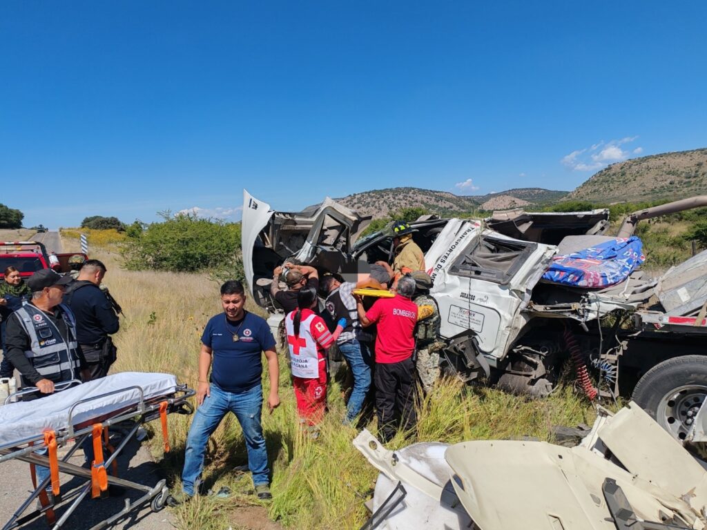 Volcadura de tráiler deja dos lesionados en Canatlán; uno quedó prensado