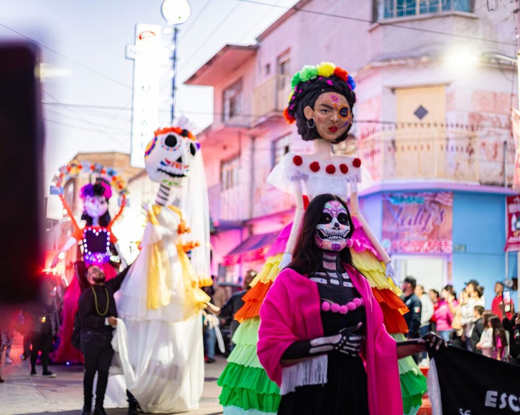 Mojigangas y tapetes de aserrín, Tepehuanes celebra el Día de Muertos con colorido y arte