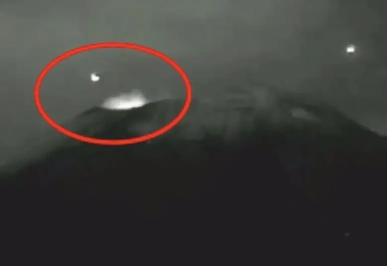 VIDEO: Captan objetos luminosos sobre el Popocatépetl; uno parece entrar al cráter