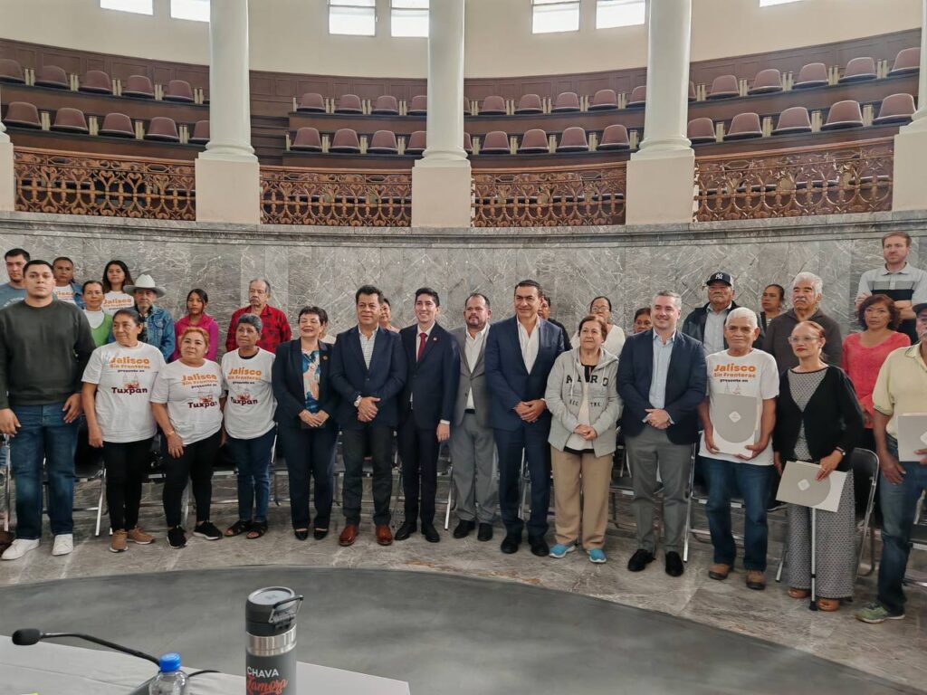 Entregan 42 visas a personas adultas mayores para reunirse con sus familias en EE.UU.