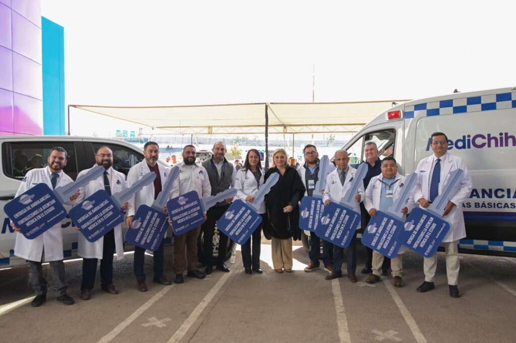 Maru Campos entrega 10 ambulancias para habitantes de nueve municipios con inversión de 17.8 mdp