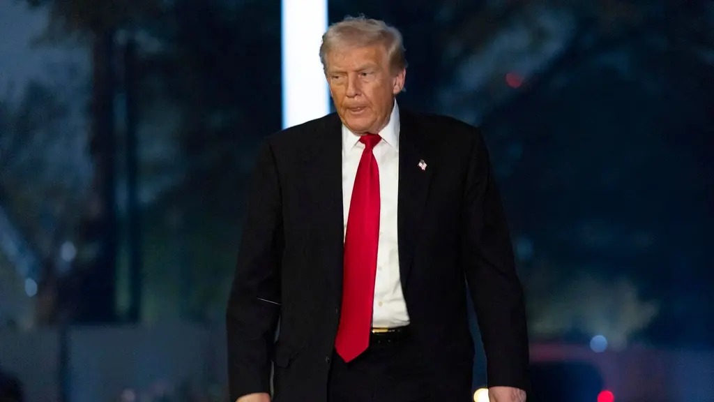 VIDEO:Trump arremete contra reportera que lo cuestionó sobre Epstein: “Cállate cerdita”