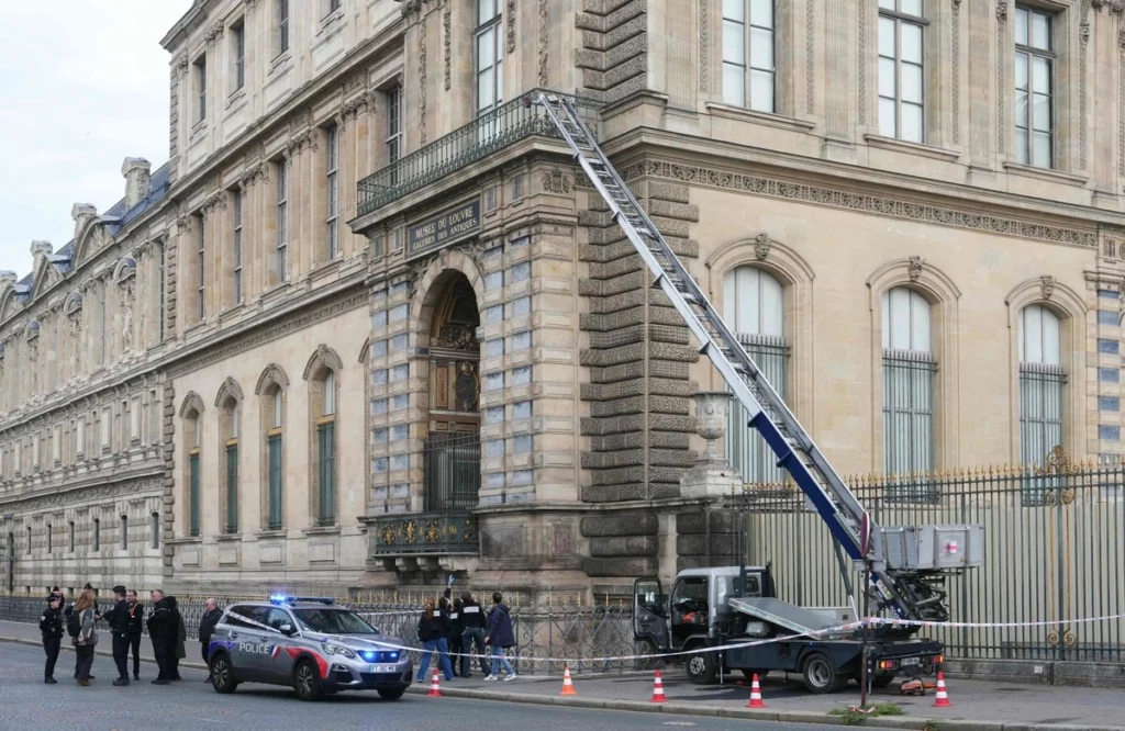 Detienen a otras cuatro personas por robo de joyas en Museo del Louvre